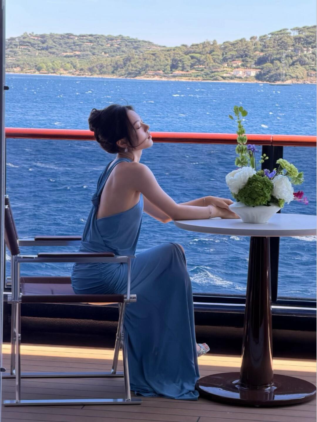 赵今麦｜游艇人鱼蓝穿搭解析🌊▫️裙装：SilviaTcherassi定制湖蓝