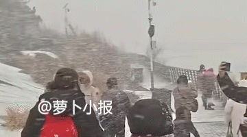 暴暴暴……暴雪已到货。1月10日上午，威海网友发布的视频显示，当地已经下起了暴