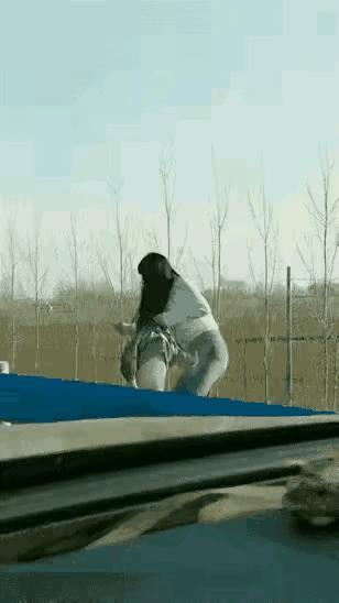 这个五六岁的熊孩子，就因为妈妈没有给他喜欢的玩具，坐车回家的路上，不仅抢夺妈妈的