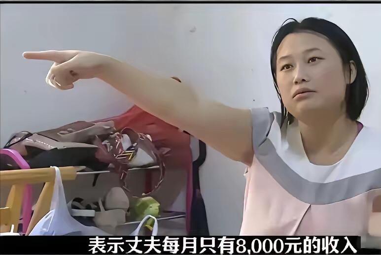 月薪8000的男人每月偷偷给父母300块，妻子发现后砸烂家、把公婆赶进地下车库，
