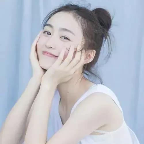 微笑的少女，阳光下的温柔瞬间。少女感笑容少女感微笑女孩少女的笑容美少女的微