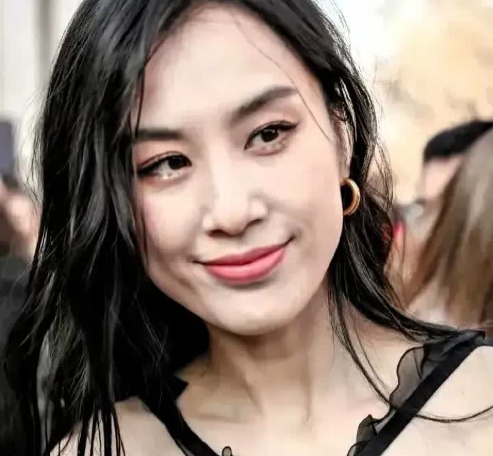 瓜田爆炸！黄圣依离婚协议墨迹未干，杨子就带着前妻陶虹上演