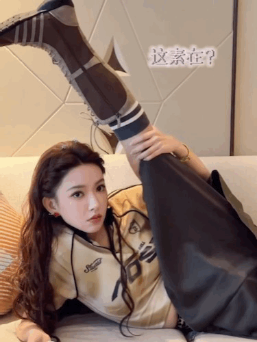 程潇这柔韧性也太适合踢足球了吧。轻松抬腿一字马，腿部舒展利落干脆。休闲球衣随性松