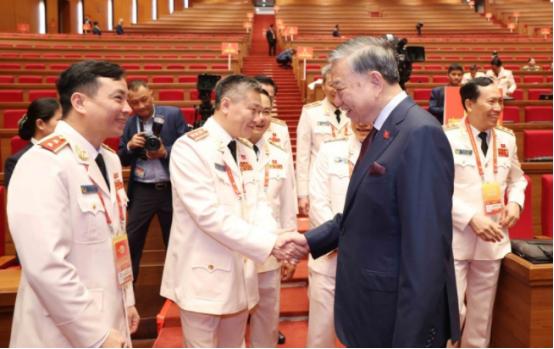 越南政坛最大的谎言，就是所谓的“按惯例办事”。这次换届，表面看是选“四驾马车”，