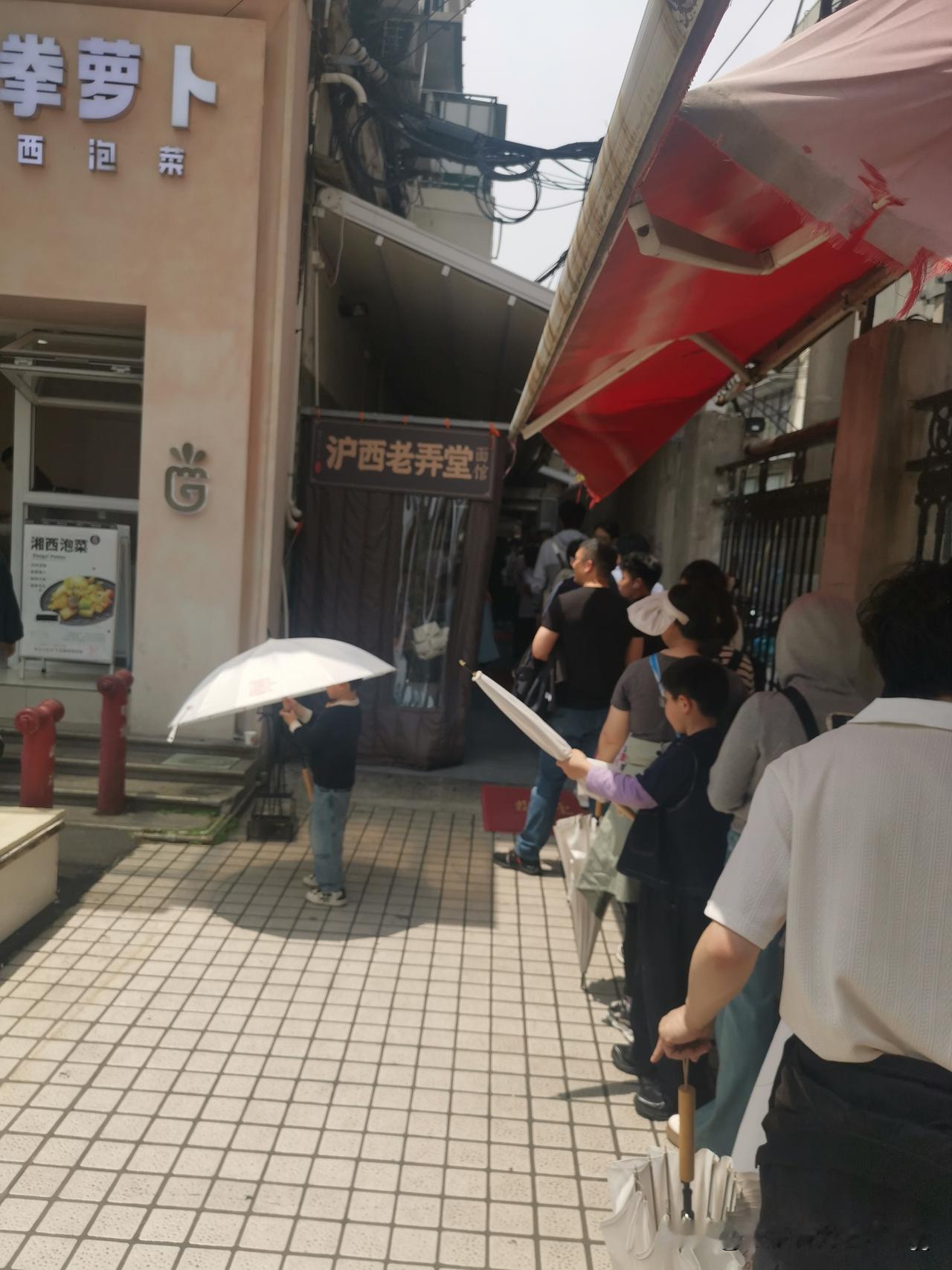 坐落在，上海，定西路，这家苍蝇馆子，没有过多的装饰，就是平民如实的桌椅板凳，拼桌