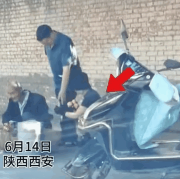 真不要脸！现在还有人在光天化日之下干这种缺德之事，好事传千里，坏事遭报应。今