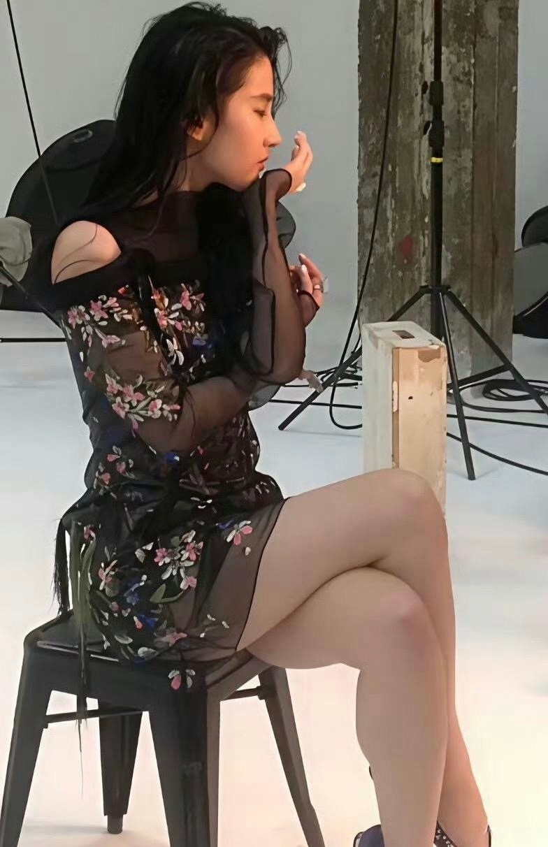 看刘亦菲小肚子，释怀了