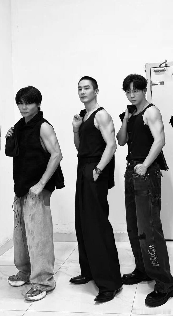 这三个大膀子，到底谁喜欢啊？我喜欢啊，这三位的大膀子都好有料啊胡夏｜李承