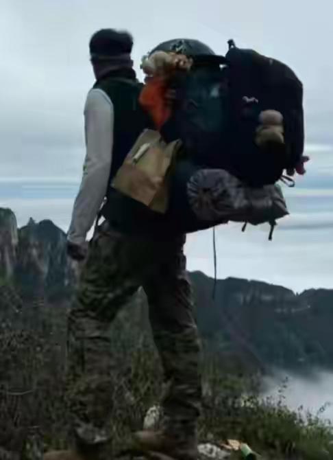 10月13日，网上报道了一男子在南太行山徒步时，在老龙口瀑布下方坠崖。14日早上