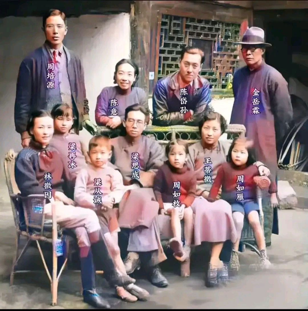 1940年林徽因初到李庄时，与丈夫梁思成，子女好友们一起的真实照片。李庄是林徽因