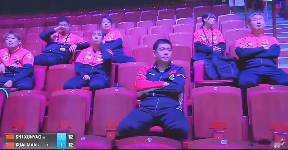 发现了吗？蒯曼和石洵瑶的看台，竟然帮着五个日本教练！看来，日本教练又开始研