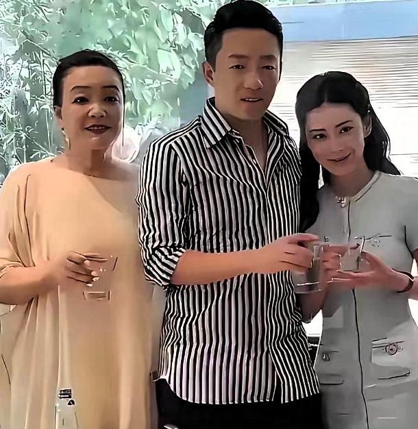 昨天啊，张兰发了照片，一家人都在那里，她和儿子汪小菲，还有儿媳马筱梅，都有合影呢