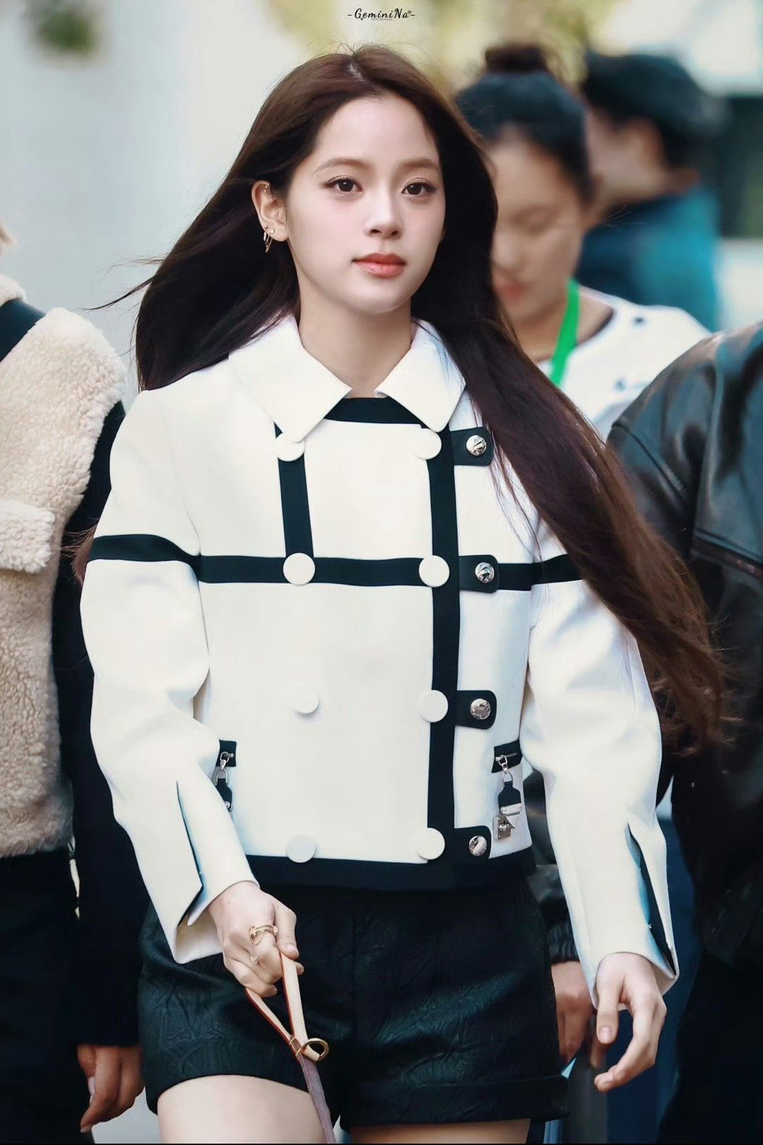 欧阳娜娜今天是明媚学姐牵着小狗在阳光下走来的样子好治愈