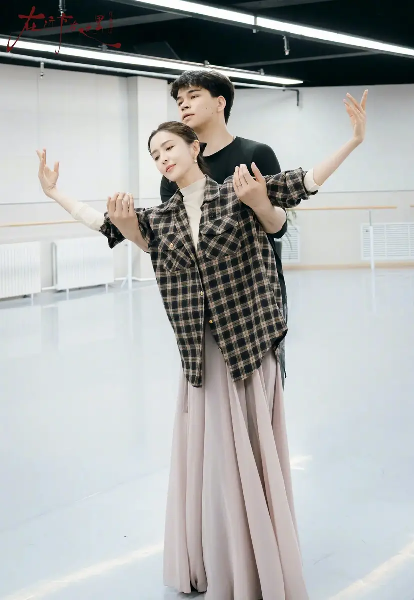 佟丽娅晒舞蹈排练照！舞姿优美身材窈窕柔若无骨