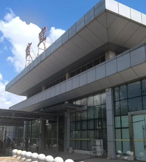 真担心茂名信宜的火车站会倒闭。信宜市有普铁客运列车，可每天仅有一趟车次。最近，列