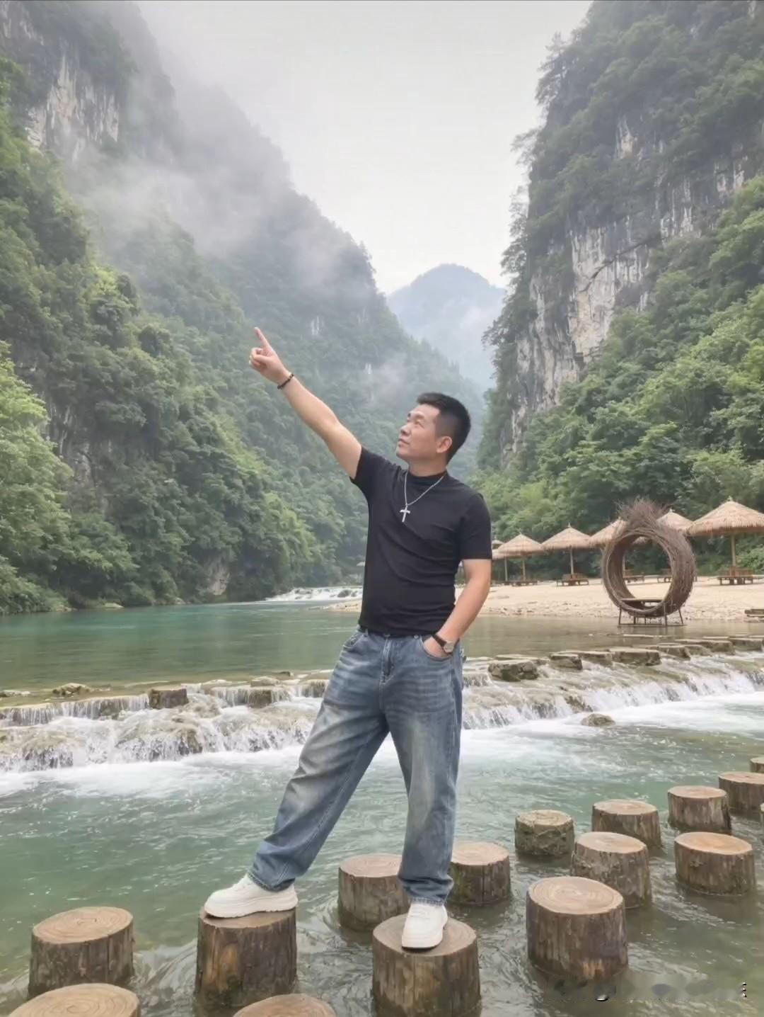 一脚踩在木桩上，一手指向云端——宝泉大峡谷的山水，真不是盖的！雾气缠绕山腰，溪水