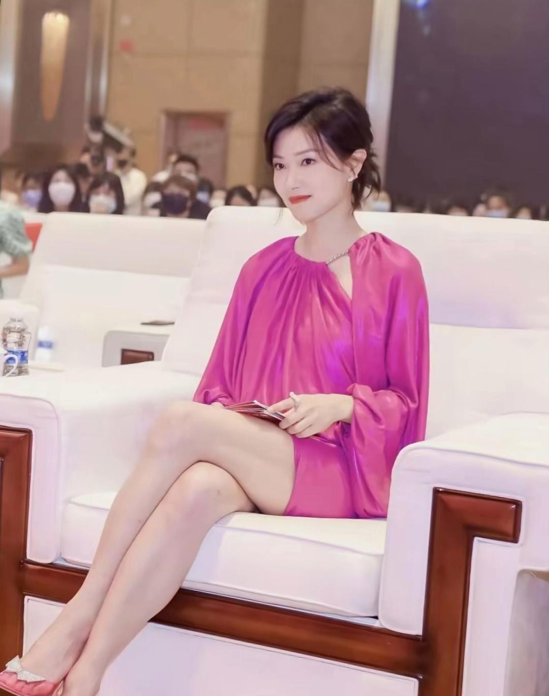 万茜年轻时白腿嫩脚丫透明高跟鞋真漂亮