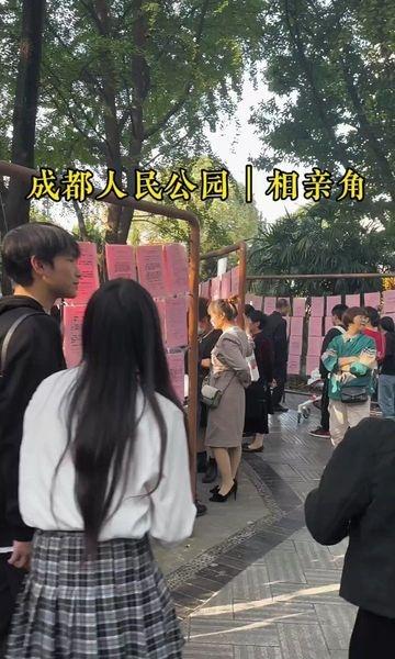 成都的人民公园也算是一大区域特色了。除了古色古香的建筑，美丽的花花草草以为，最