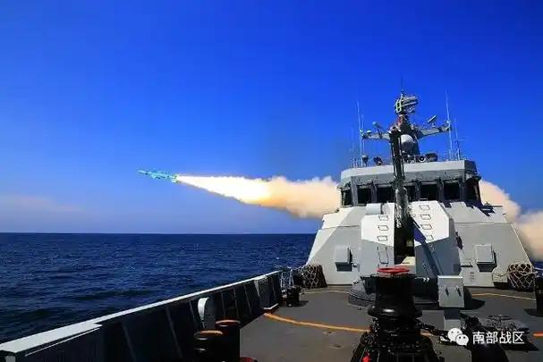 开炮真管用！中国海警船果断开炮，菲律宾50多艘舰船立即鸟兽散，夺命而逃！黄岩