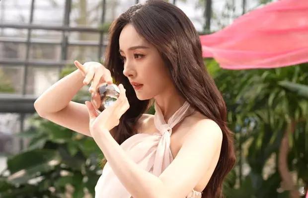 杨幂手持水晶球神秘梦幻！宛若梦境中的花仙子甜美迷人​​​