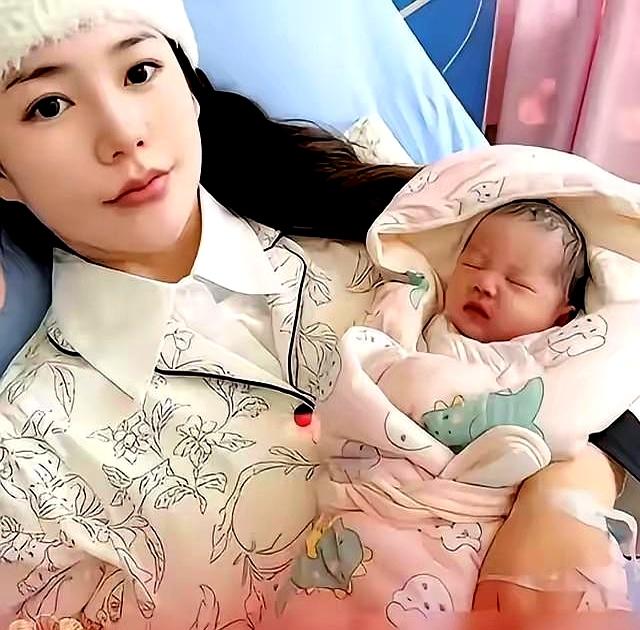 汪小菲和马筱梅这事儿闹的，真是应了那句“有了孩子忘了娘”？孩子满月宴就六个菜一