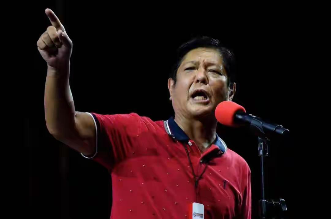 马科斯这反腐大戏演得挺足，可民众不瞎！表弟辞职、全国抗议，这窟窿是抓几个承包商能