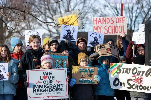 共和党内人心涣散，特朗普被迫向民主党服软，联邦人马开始撤出明尼苏达！在与明尼苏