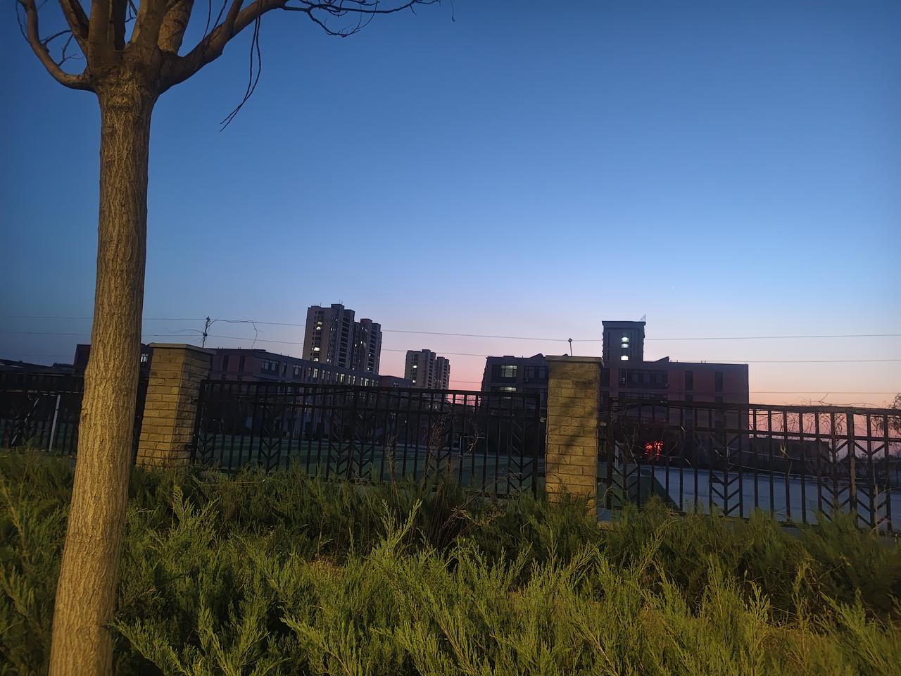 都说后娘不好当，只能疼不能说。我们小区里有个年轻的再婚妈妈，自己带着一个儿子