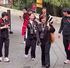 抽签完周到说：孙颖莎必须上车，其他人可以自己选择，你没得选，莎莎我就笑笑不说话。