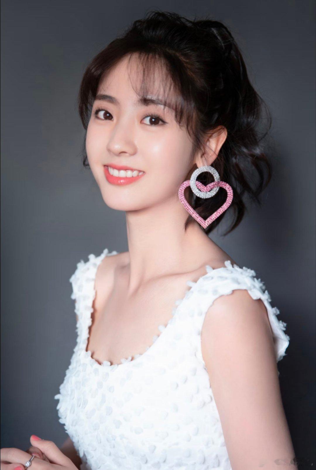 1、邢菲凭借《生万物》中的宁苏苏一角在微博祝界大会获奖，导播直接把镜头给到了杨幂