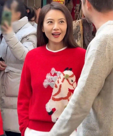 46岁高圆圆成都街拍曝光，脸部松弛皱纹遍布，网友：怎么老成这样​​​