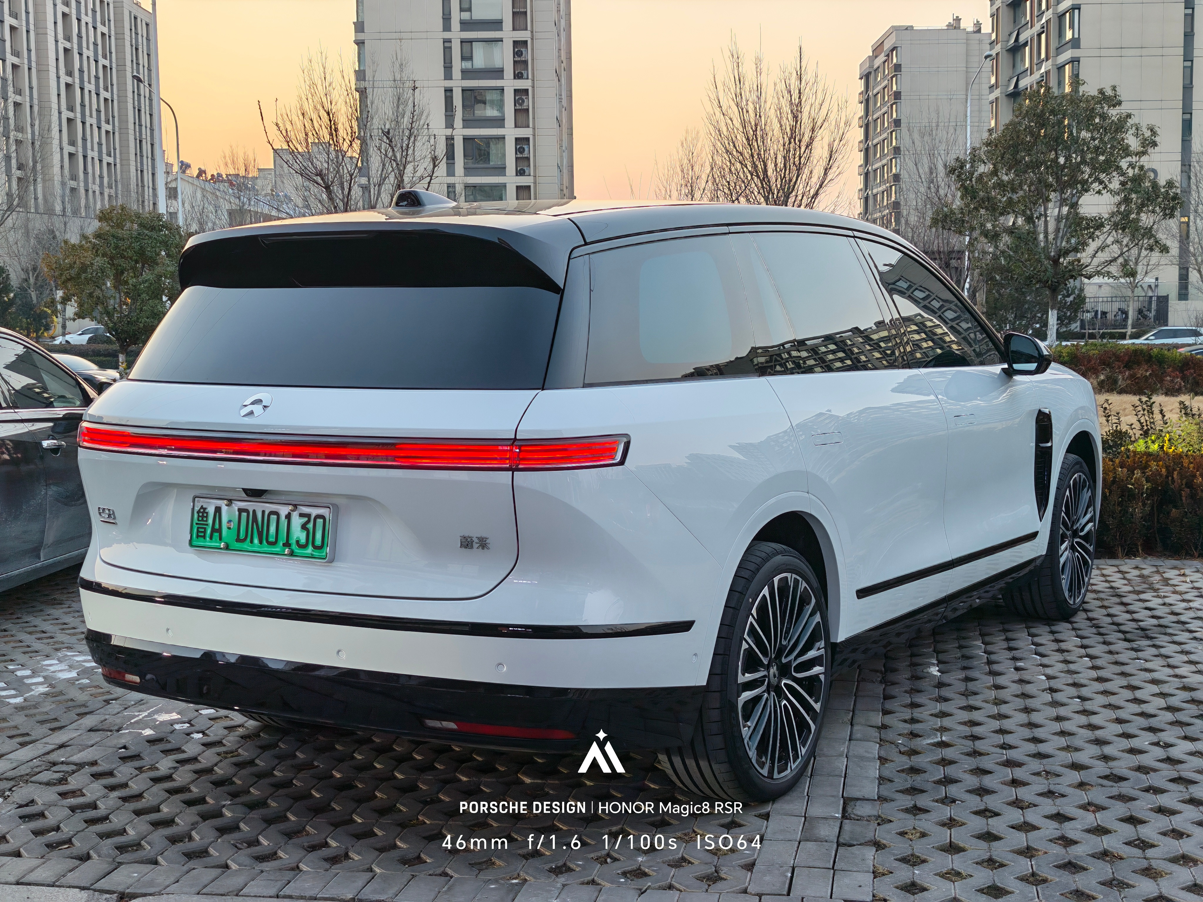 ES8随便怎么拍都帅，我把镀铬条贴黑了，不太喜欢亮面的镀铬条最近蔚来商城的悬浮轮