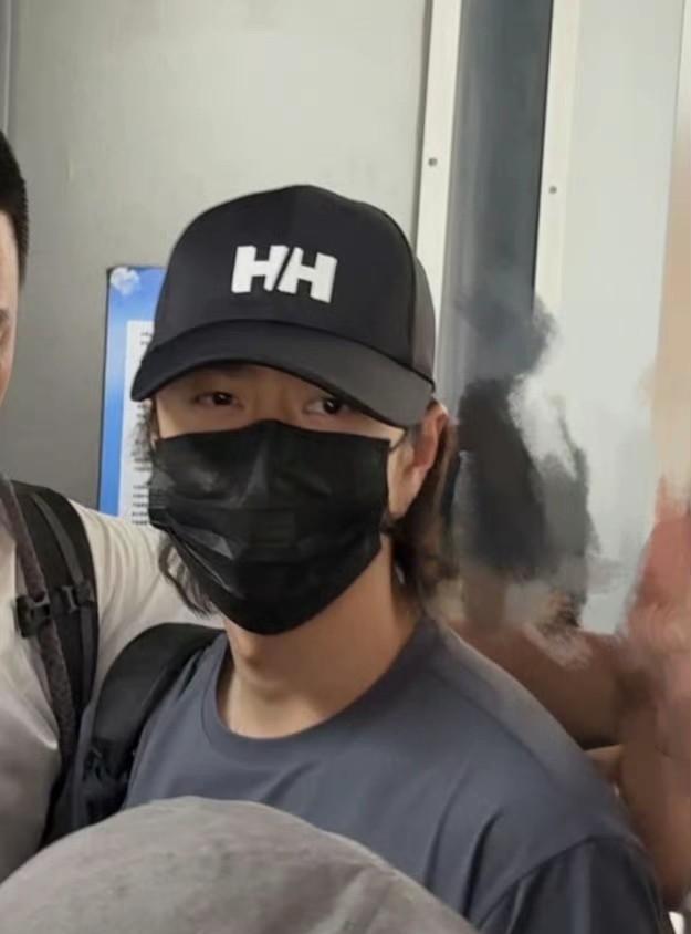 王一博放松状态下，手臂血管青筋暴起。胸肌线条清晰，太性感了。一博哥哥在机场被