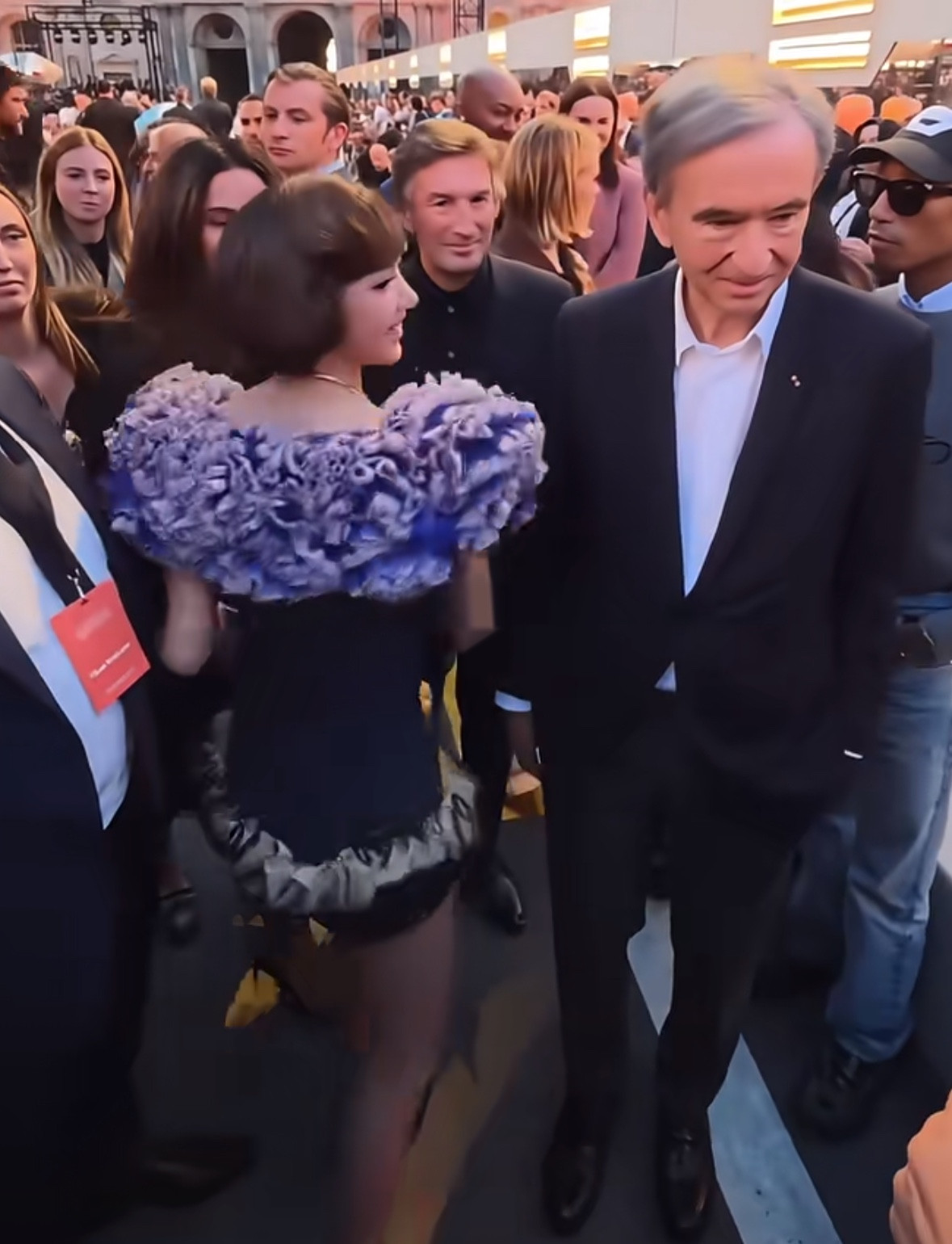 Lisa和LV三公子分手后，没有影响她和LVMH家族的关系。巴黎时装周LV大秀，Lisa又是头排看秀
