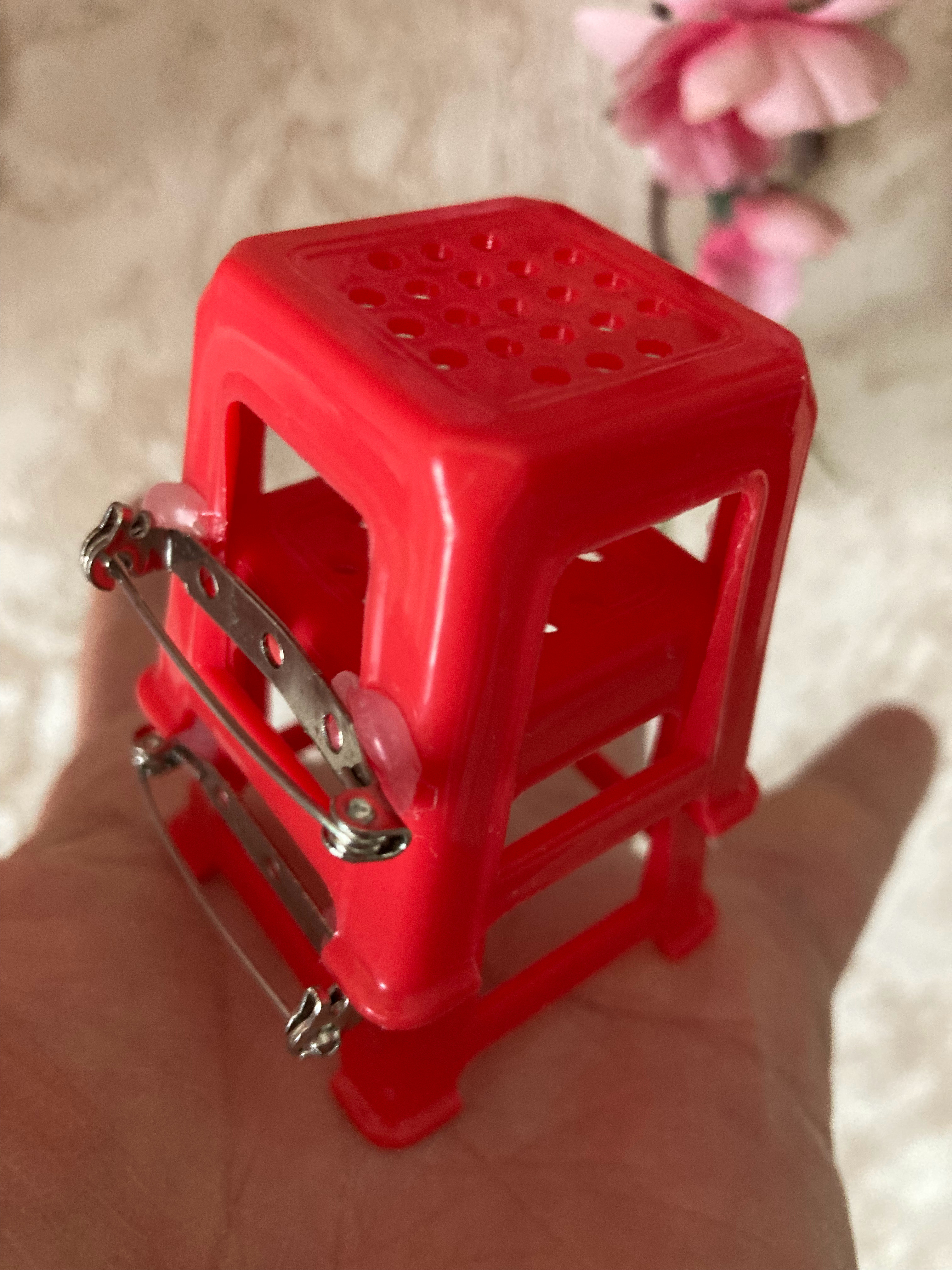 之前友友送我的塑料凳胸针，今天在书里读到这段才发现她确实是个设计鬼才她说某天与朋