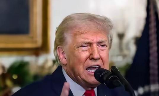 美军B-1B轰炸机贴台岛飞行遭解放军强势锁定，防空识别区前移划下“禁飞红线”，外交部“后果自负”警告掷地有声——解放军立体探测网让挑衅者无所遁形，反介入能力令老式轰炸机优势尽失，台海主动权尽在掌握。