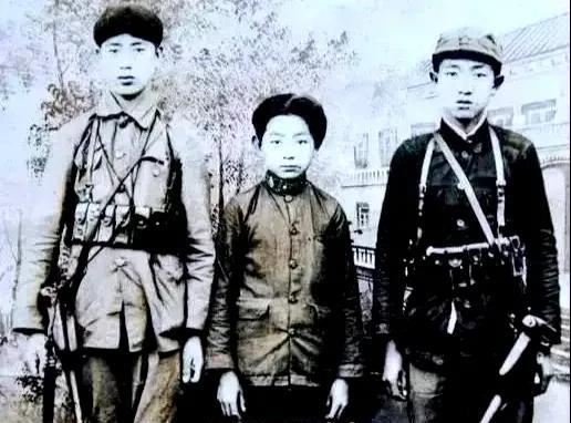 徐海东的手枪团有多少人？武器装备如何？1932年10月，国军30万人围攻