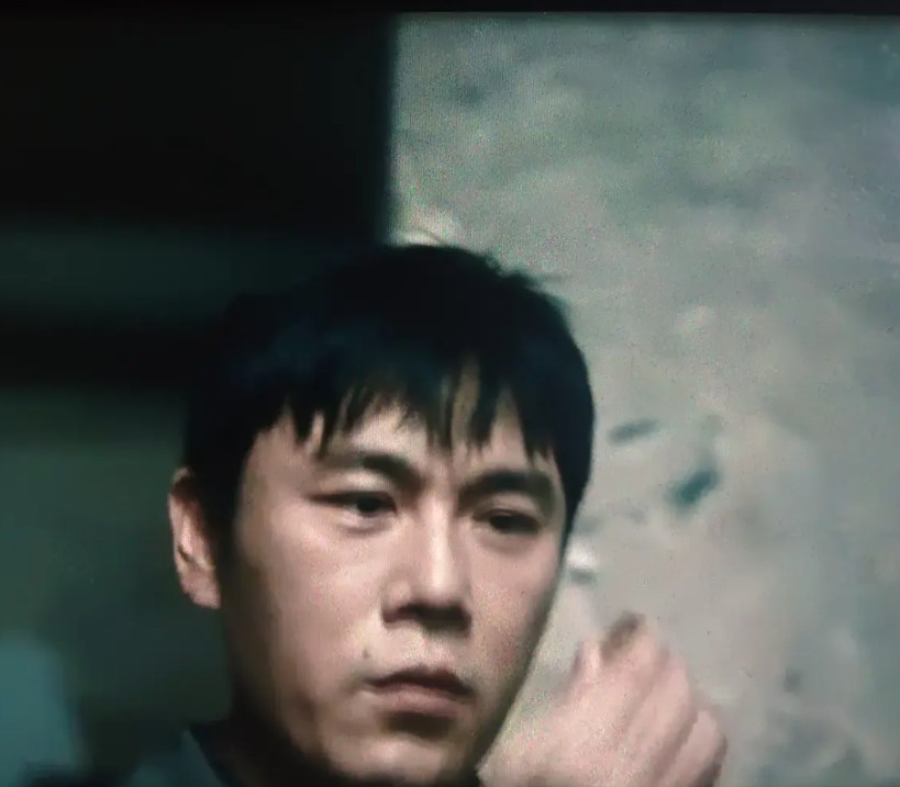 《扫毒风暴》第八集剧情预告来了卢少骅把冰D做出来了，然后放在桌子上，他拿起一