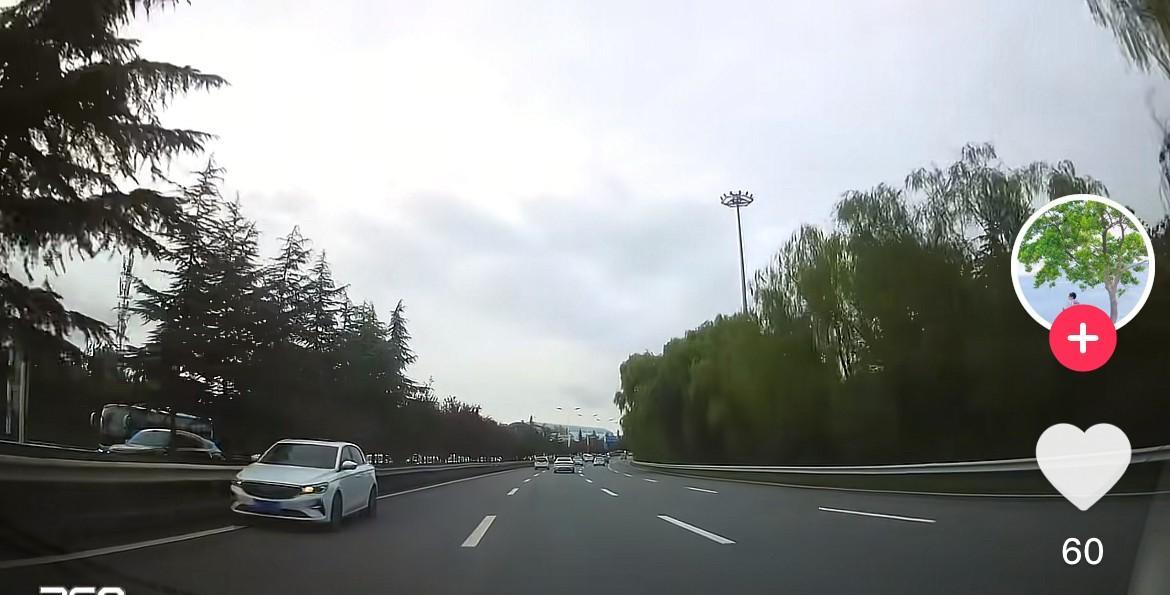 今天下午晚高峰17.55分左右西安东三环内侧车道一白色轿车高速逆行路过车辆