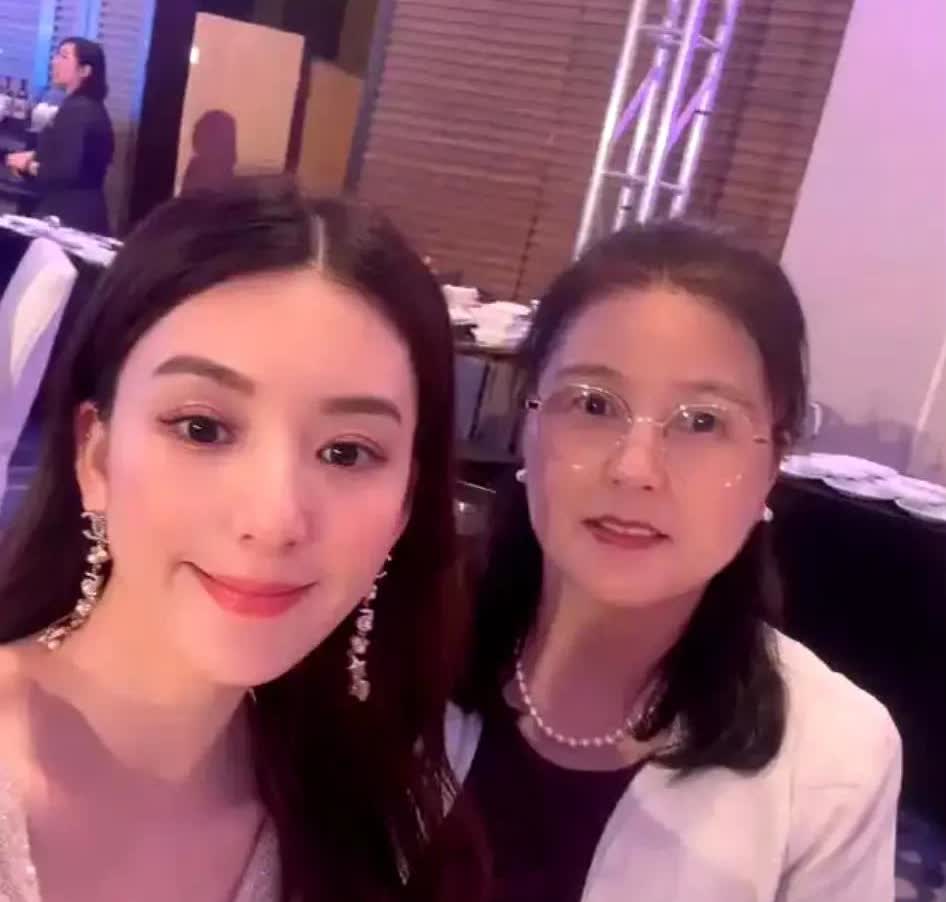 郭富城老婆方媛母亲节发的照片也太养眼了！她妈看着哪像长辈啊，说姐妹俩都信！俩小萌