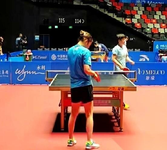 我跟你说个秘密，这才是国乒强到让人绝望的真正原因。樊振东在陪谁练球？周启豪。