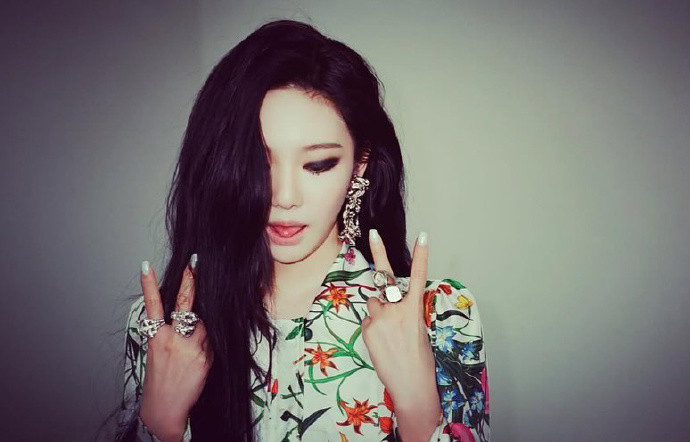 1.宁艺卓的接下来5月份会有《嘉人》的杂志封面，之前谈下来的宝格丽推封，期待官宣