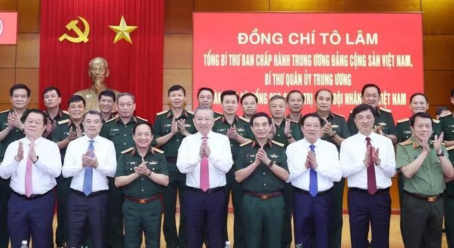 苏林视察越军总政治局，他强调，越南进入新纪元，要建设政治上坚强过硬、与人民血肉