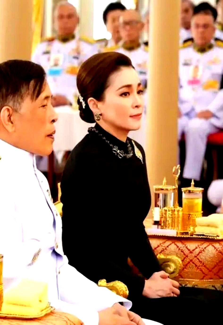 脖子上的三层黑珍珠项链，勒得她快喘不过气。泰王和身边的两个年轻女孩聊得眉