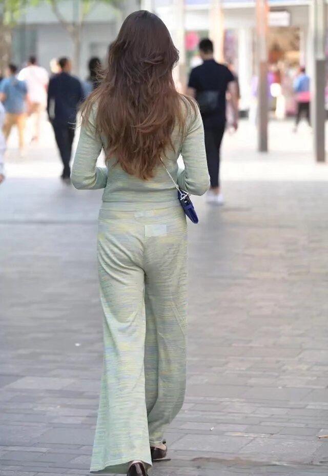 活得糊涂的人，容易幸福；活得清醒的人，容易苦恼。这是因为，清醒的人看得太真切，一