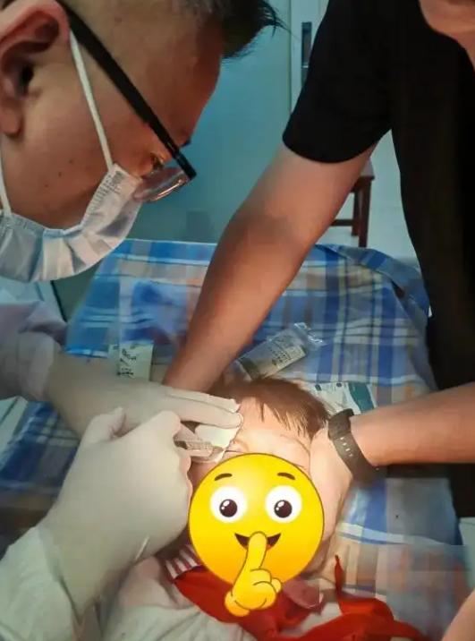浙江一个出生才仅仅十七天，连满月酒都还没来得及办的小奶娃，由于家长短短几分钟的无