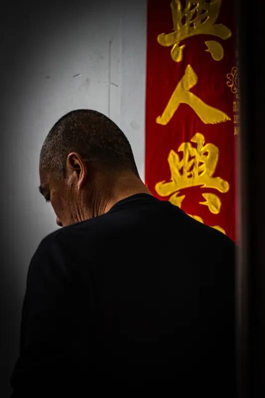 这个社会对教师的态度是非常可笑的。70、80年代的教师，工资低，待遇低，被大多