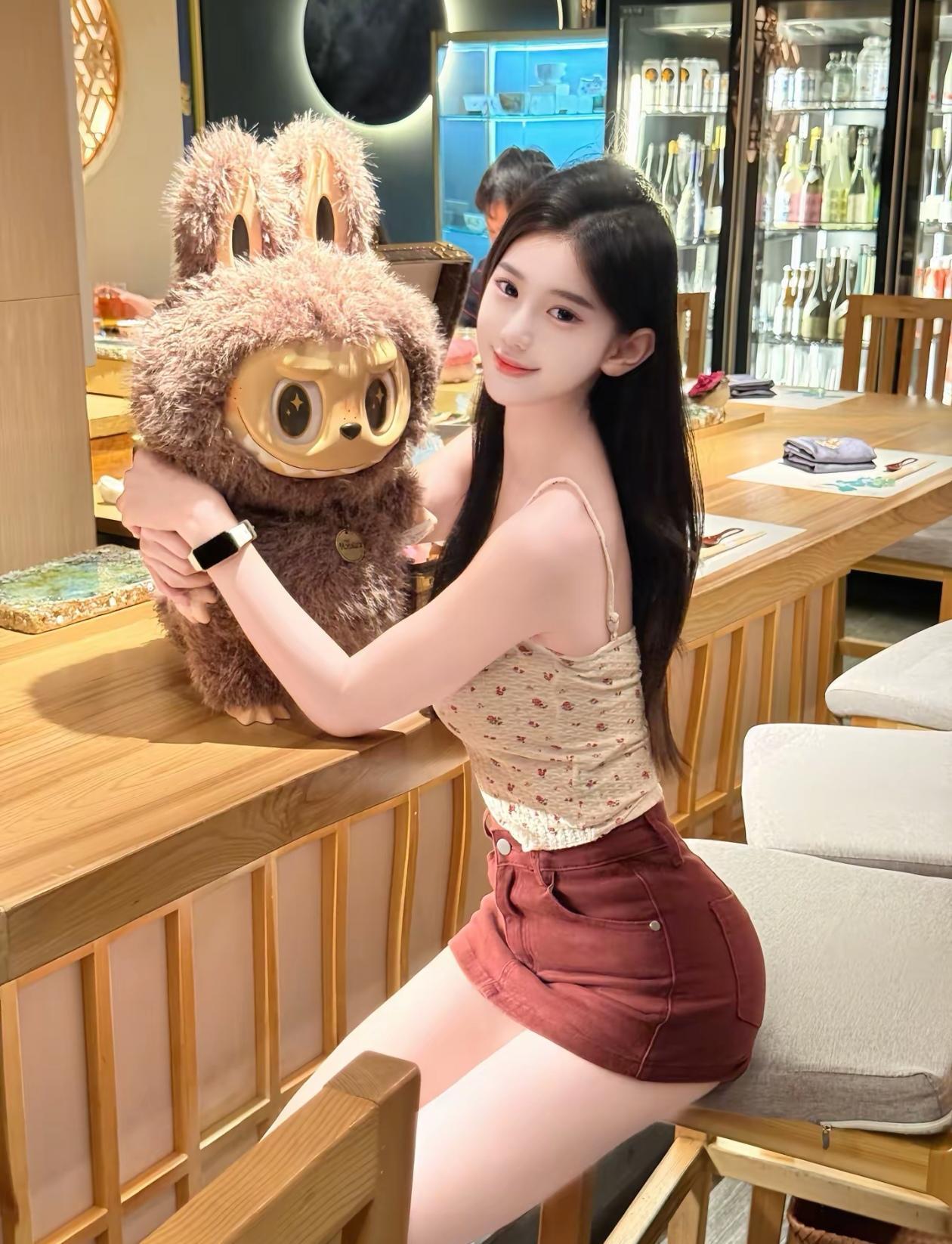 抱着毛毛宠物的调皮少女