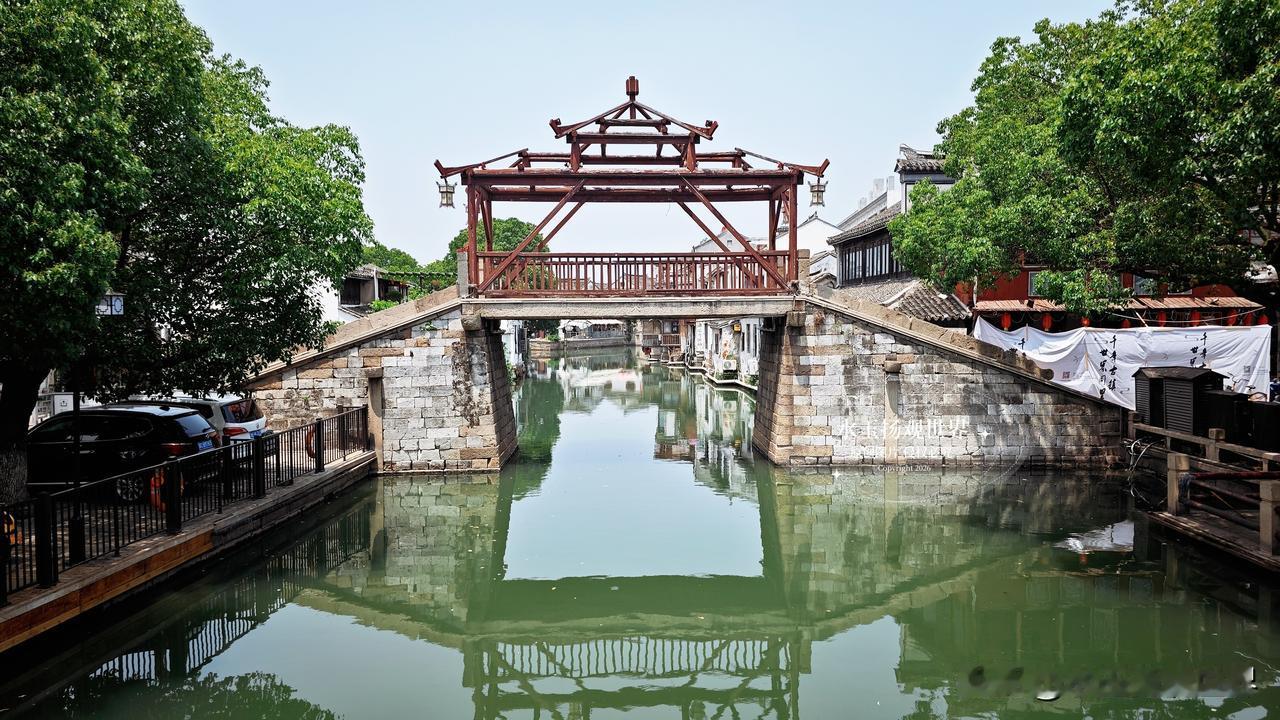 走过不少江南水乡，周庄热闹、乌镇精致，唯独同里，活出了最原汁原味的江南模样。它没