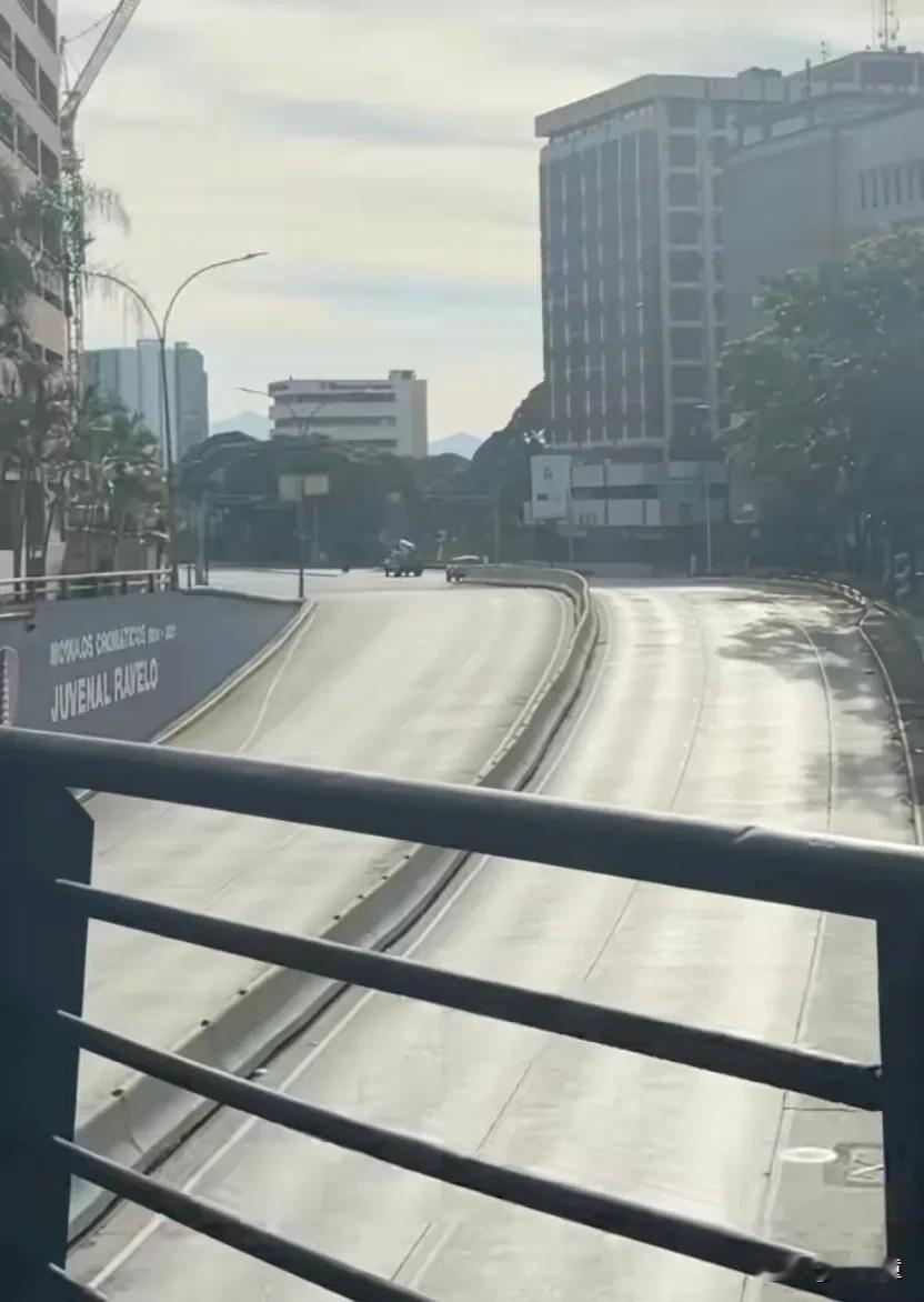 委内瑞拉总统被抓后，民众们的都在干什么？尽可能的减少出行，首先保证自己的安全。